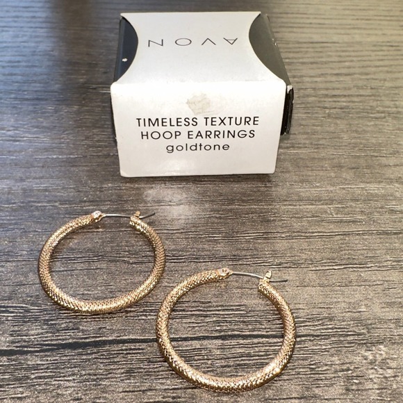 Avon Timeless Texture 1" Hoop Earrings Gold Tone 2014 Classic Costume Jewelry - Picture 5 of 6